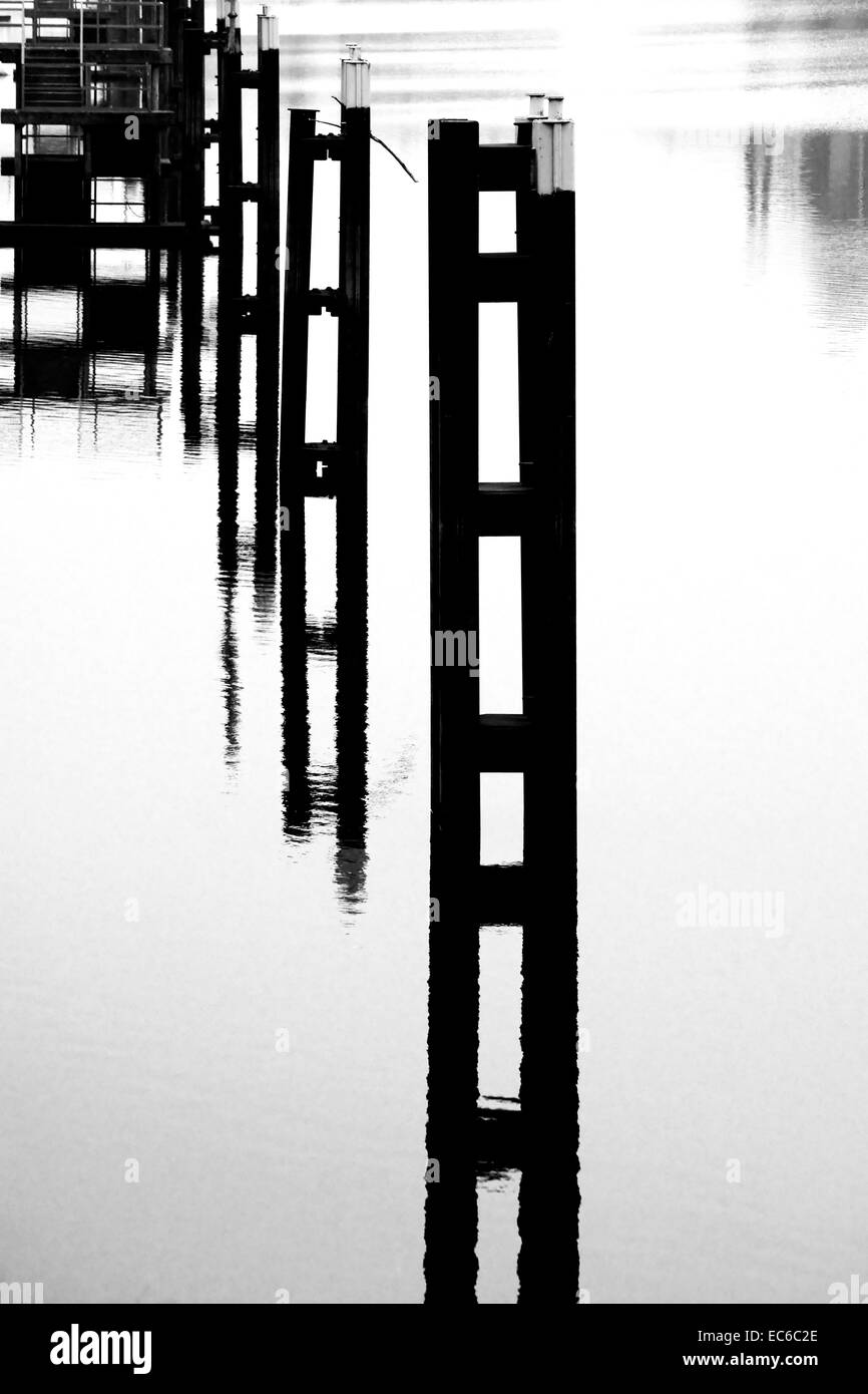 Piloni di acciaio nell'acqua Foto Stock