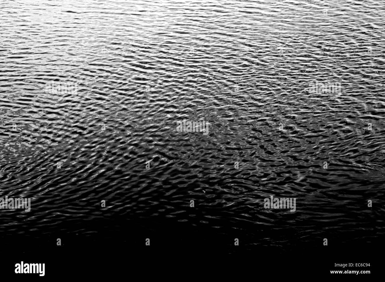 Ondulato della superficie dell'acqua Foto Stock