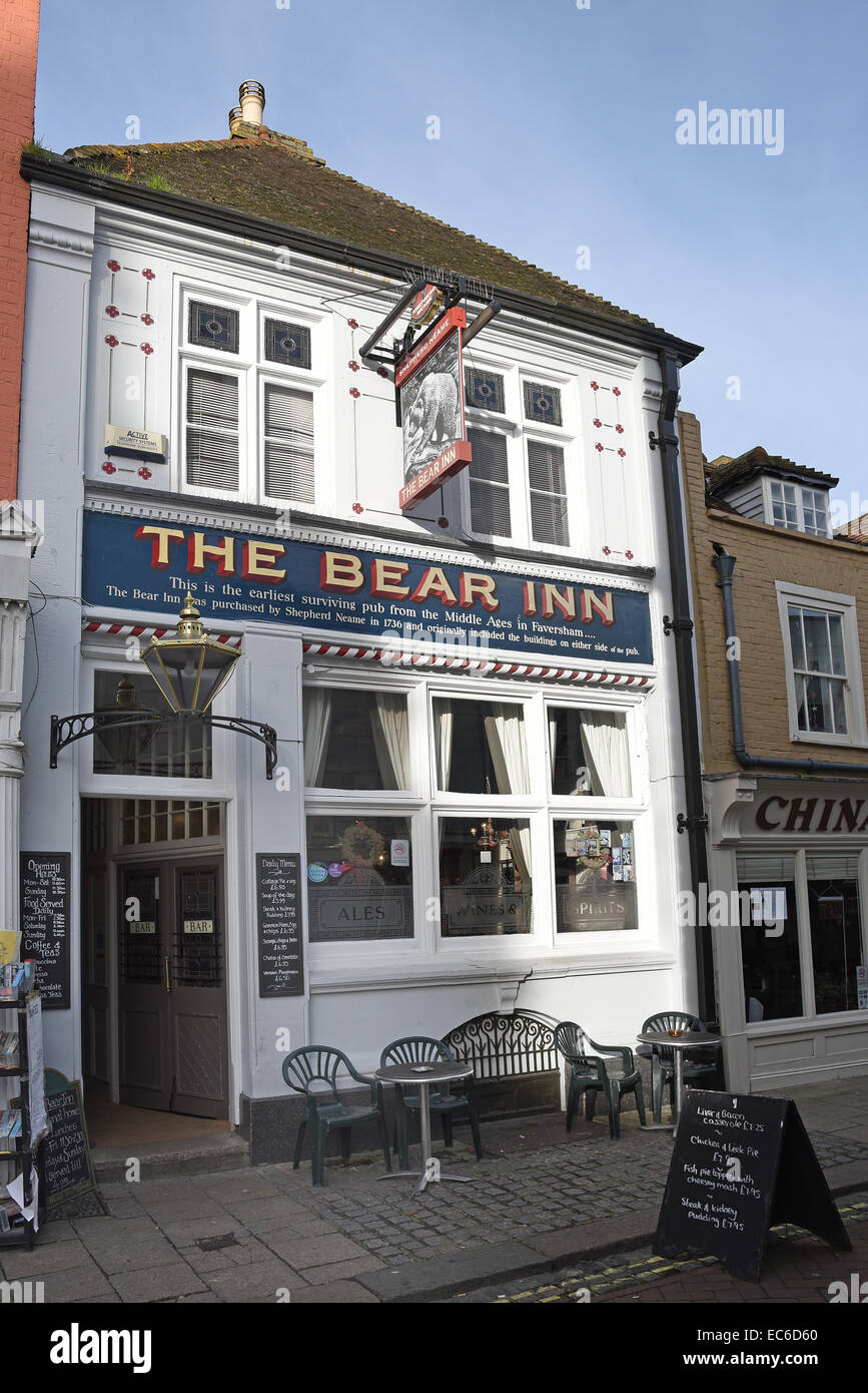 Il Bear Inn in luogo di mercato a Faversham, Kent, Regno Unito. Il pub è più di cinquecento anni e che è stata di proprietà del fabbricante di birra Sh Foto Stock