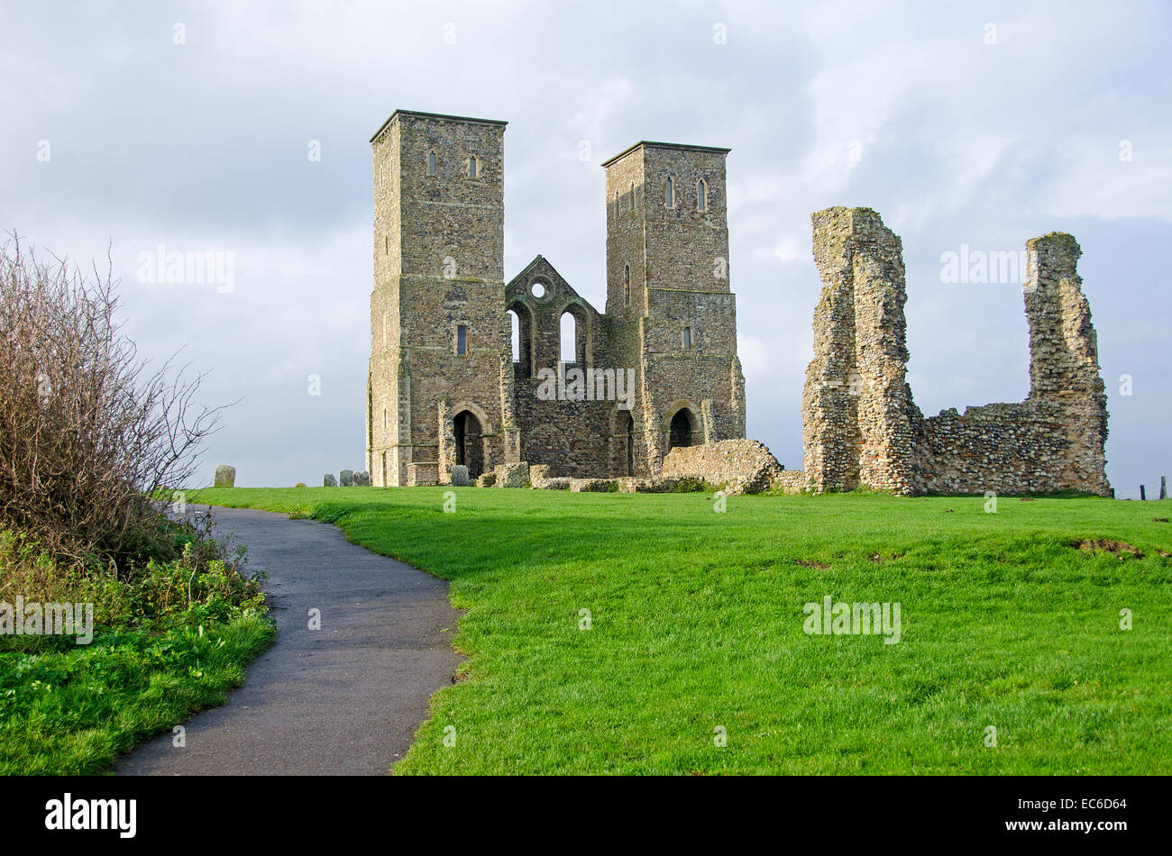 Le rovine di una chiesa a Reculver, Kent, Regno Unito. La chiesa sorge sul luogo di un forte romano che oce custodito il Wantsum canale e Foto Stock