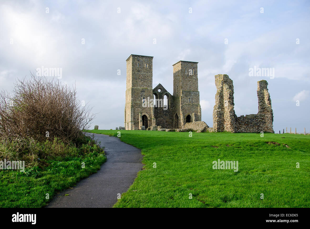 Le rovine di una chiesa a Reculver, Kent, Regno Unito. La chiesa sorge sul luogo di un forte romano che oce custodito il Wantsum canale e Foto Stock