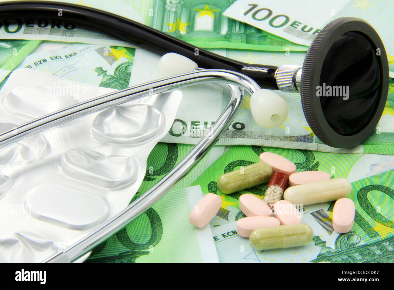 Un concetto di medicina, sanità stetoscopio, pillole e carta moneta Foto Stock