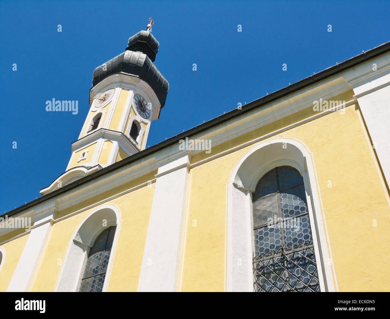 La Chiesa Mühlfeldkirche nel centro di Bad Tölz, Baviera, Germania Foto Stock