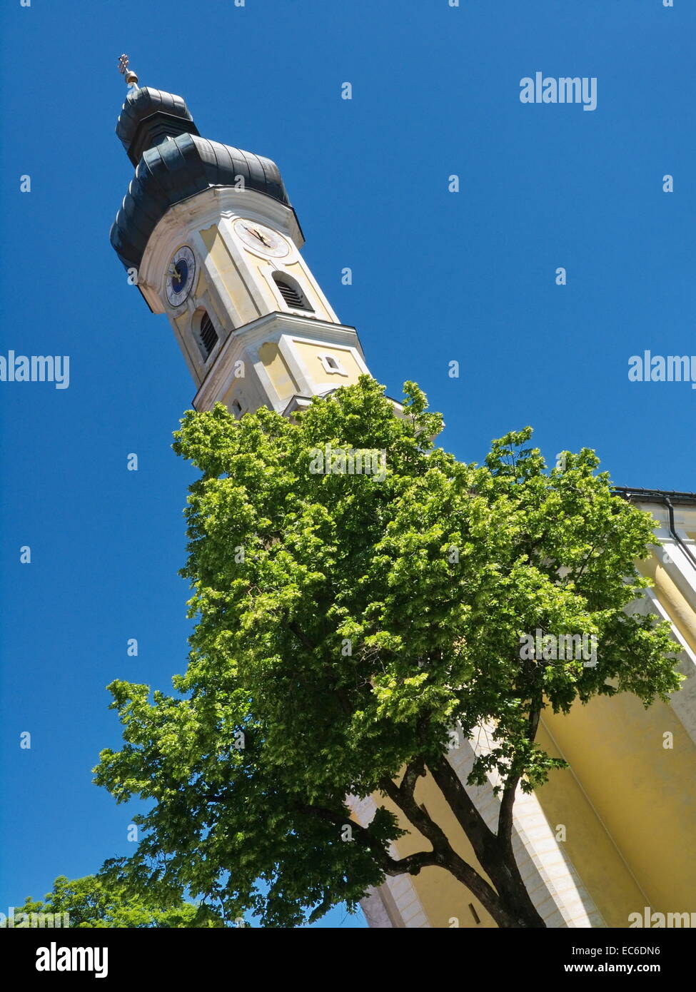 La Chiesa Mühlfeldkirche nel centro di Bad Tölz, Baviera, Germania Foto Stock