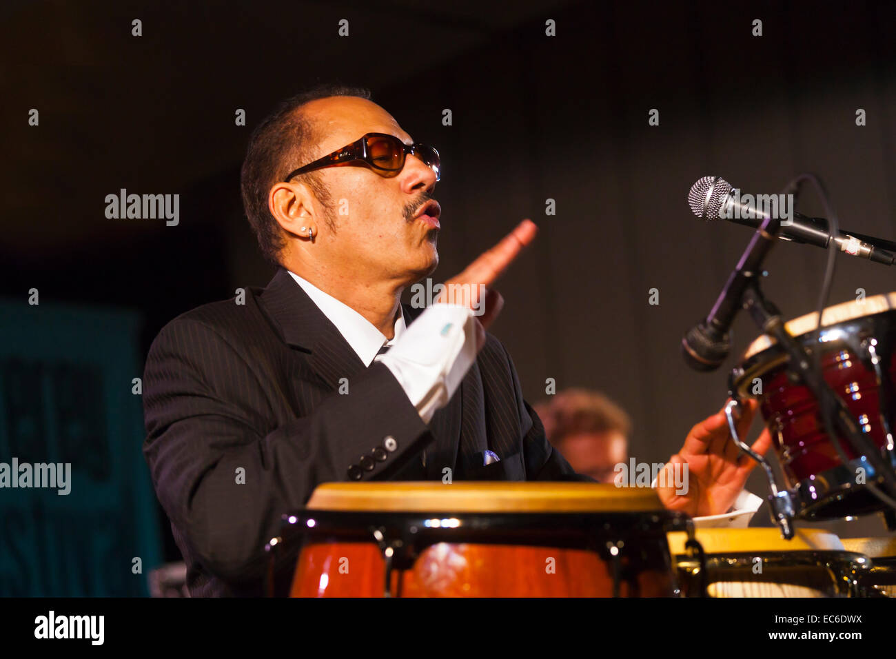 Il PETE ESCOVEDO ORCHESTRA preforma sul palco del giardino al MONTEREY JAZZ FESTIVAL Foto Stock