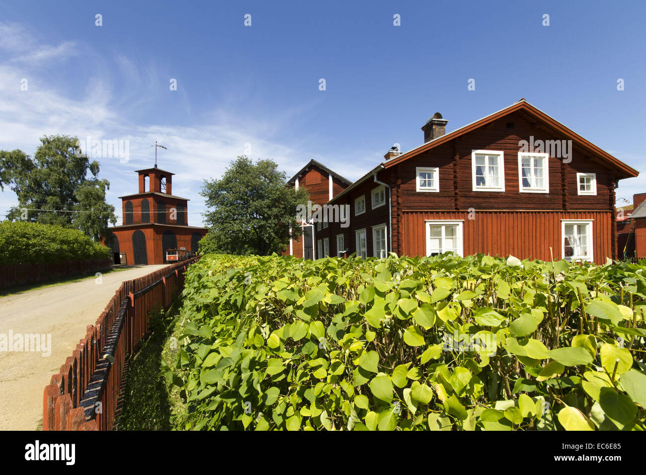 Creutz testatimone edificio a sinistra e la storica casa in legno nel tipico stile svedese di colore rosso per i motivi della storica il rame Foto Stock