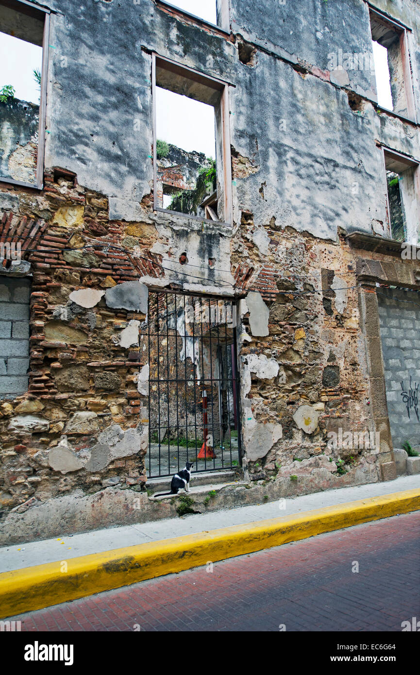 Pareti di edifici fatiscenti nel Casco Viejo area, Panama City Foto Stock