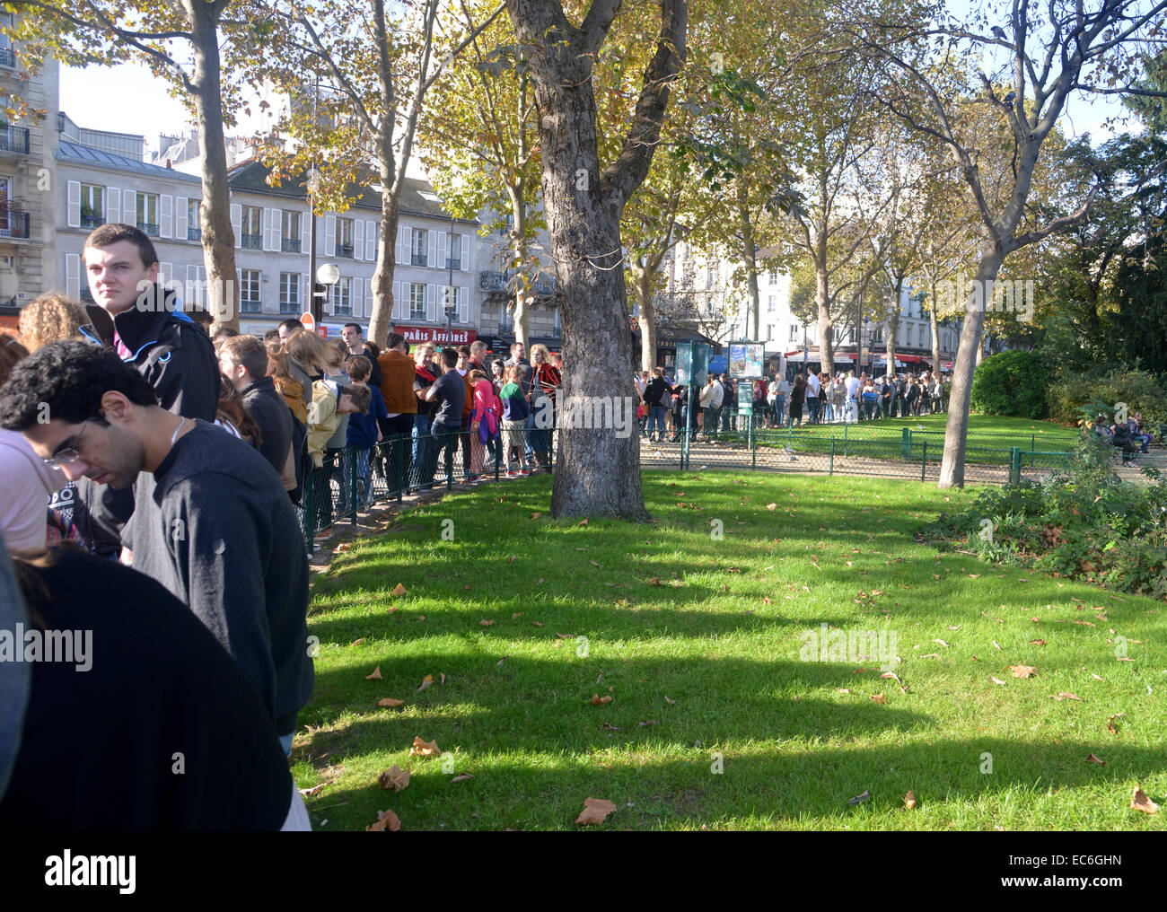 I turisti in coda fino a 3 ore per inserire le catacombe di Parigi il vasto ossario sotto le strade della città a Denfert-Rochereau Foto Stock