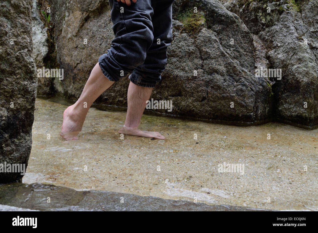 Calcando in acqua come un metodo di trattamento in base al percorso Kneipp Foto Stock