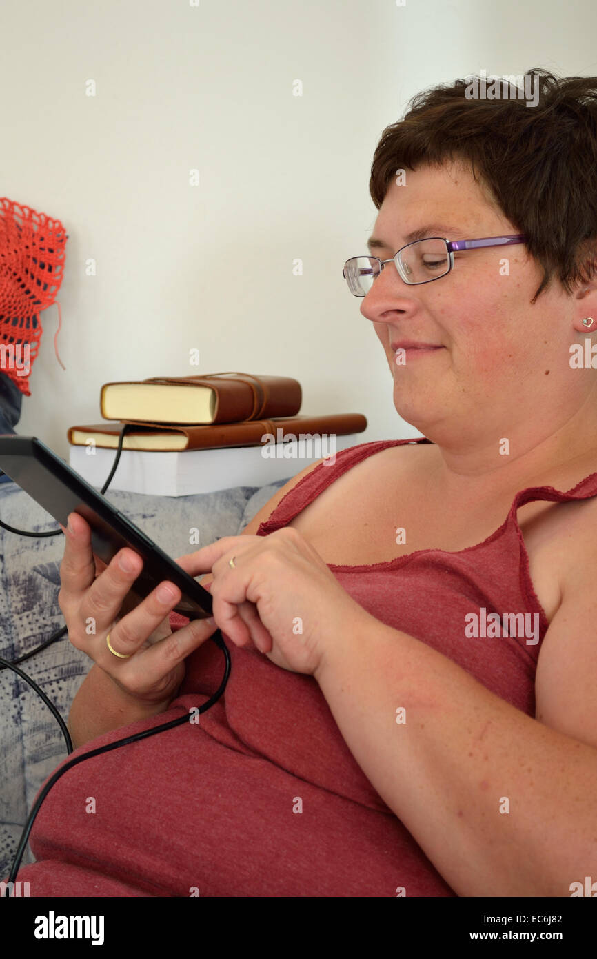 Donna gestite sul touch screen di eBook Foto Stock