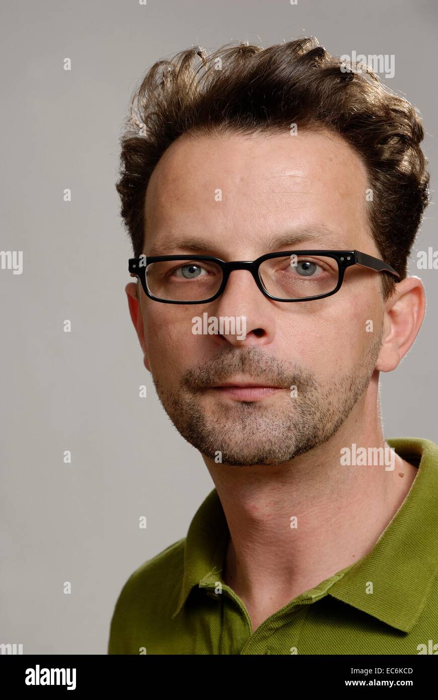 Uomo con occhiali, quaranta anni di età Foto Stock