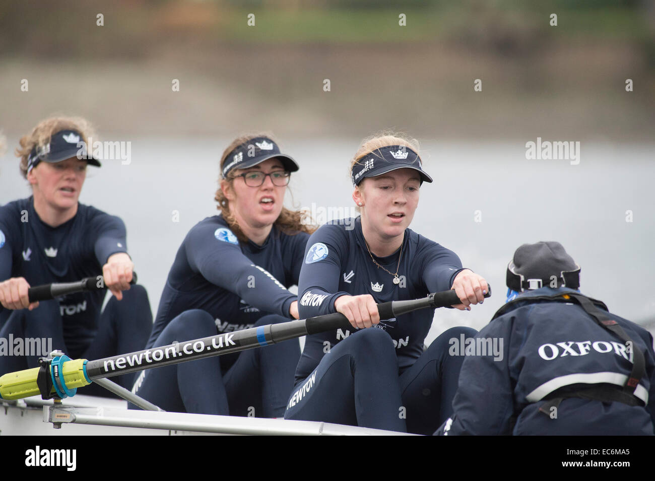 Il fiume Tamigi, Londra, Regno Unito. 9 dicembre, 2014. Putney (start) e Mortlake. Gara di Oxford. La vita reale, (giallo) di scafo di prua Scheske Maxie, 2 Lucinda Foote-Short, 3 Katie Davidson, 4 Georgia Daniell, 5 Nadine Gradel Iberg, 6 Emily Reynolds, 7 Maddy Badcott, Corsa Lauren Kedar, Cox Ayesha Rasheed, fantasia, (bianco) di scafo di prua Greves Caroline, 2 Chitty Anastasia, 3 Abigail Cottingham, 4 elo Luik, 5 Alice Ca Credito: Duncan Grove/Alamy Live News Foto Stock