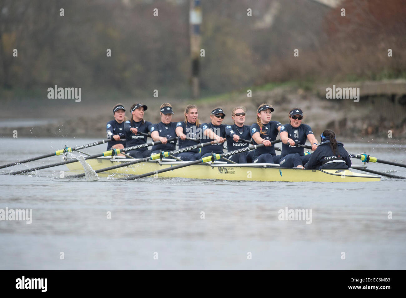 Il fiume Tamigi, Londra, Regno Unito. 9 dicembre, 2014. Putney (start) e Mortlake. Gara di Oxford. La vita reale, (giallo) di scafo di prua Scheske Maxie, 2 Lucinda Foote-Short, 3 Katie Davidson, 4 Georgia Daniell, 5 Nadine Gradel Iberg, 6 Emily Reynolds, 7 Maddy Badcott, Corsa Lauren Kedar, Cox Ayesha Rasheed, fantasia, (bianco) di scafo di prua Greves Caroline, 2 Chitty Anastasia, 3 Abigail Cottingham, 4 elo Luik, 5 Alice Ca Credito: Duncan Grove/Alamy Live News Foto Stock