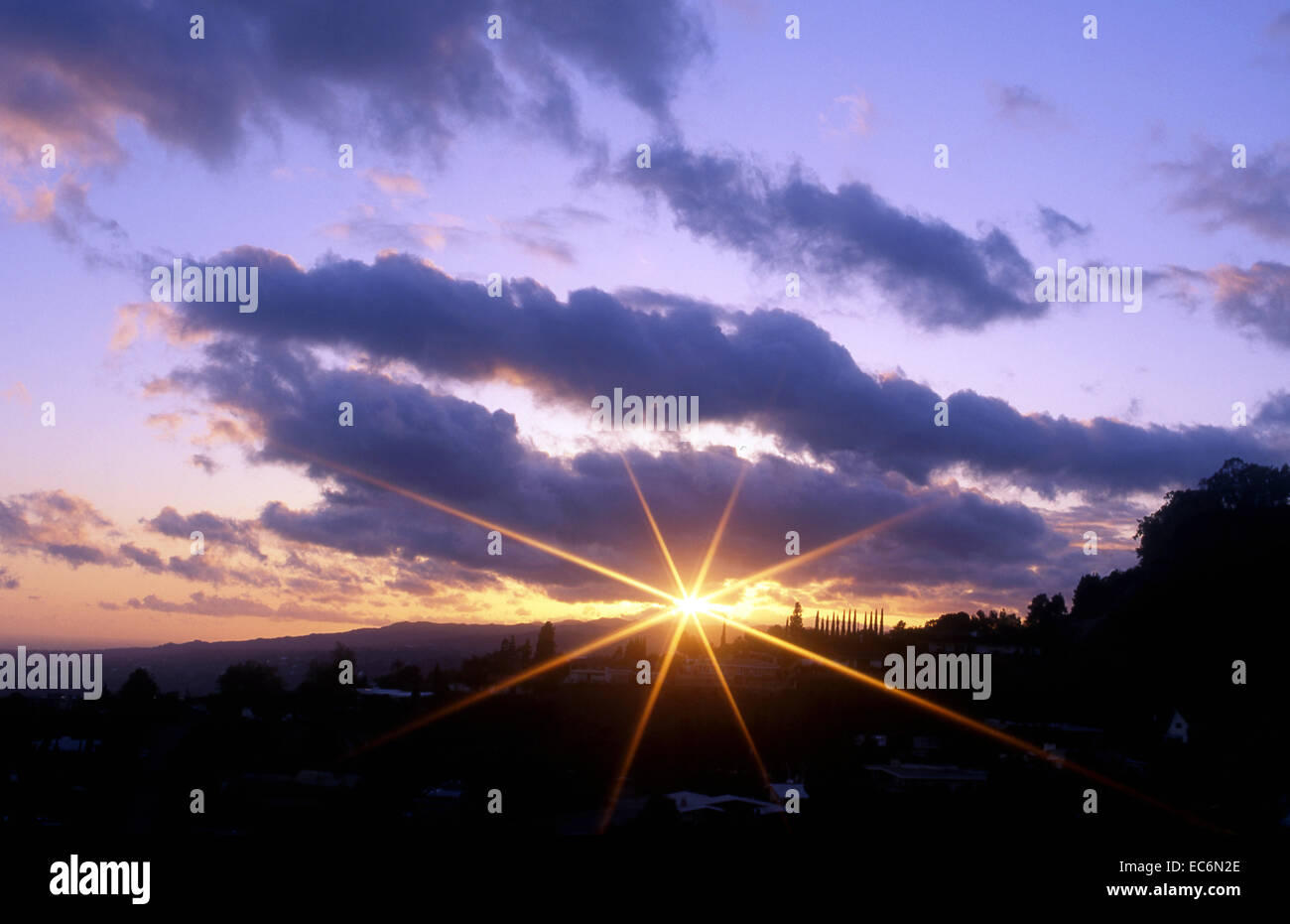 Star burst sul tramonto su Colline Hollywood visto dall'Osservatorio Griffith Foto Stock
