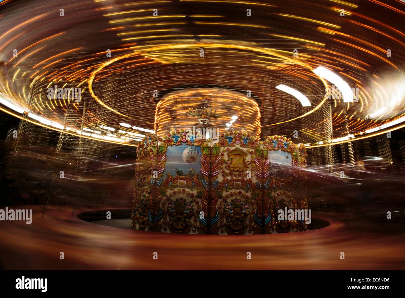 Merry-Go-Round Fairground Ride in movimento durante la notte. Giostra. Foto Stock