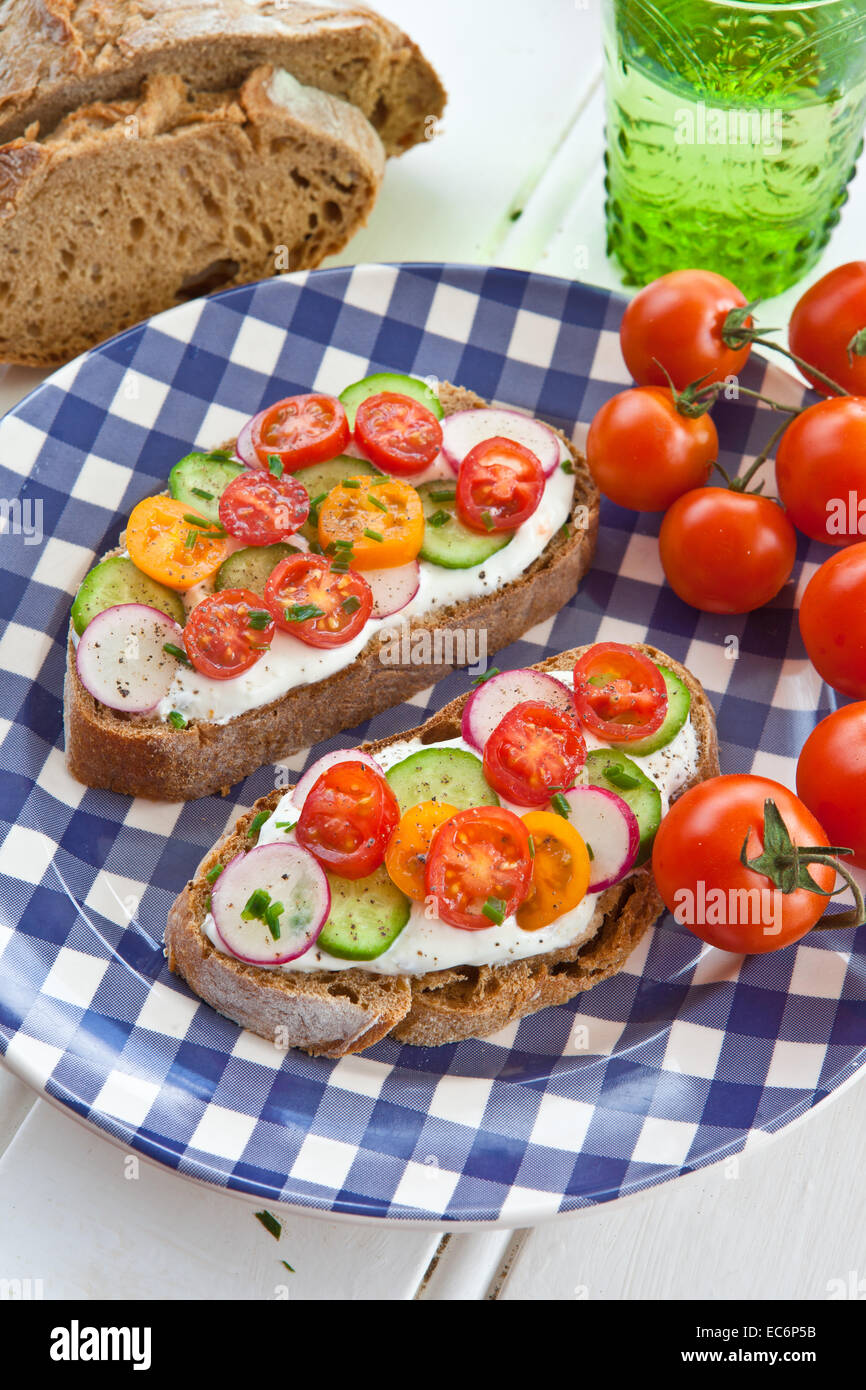 Pane integrale con verdure fresche Foto Stock
