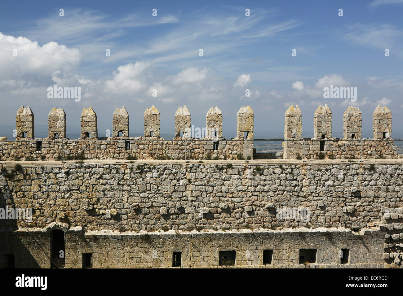 I pinnacoli merli su la fortezza el castell del montgri 12941301 Torroella de montgri girona Catalogna Spagna provincia Foto Stock