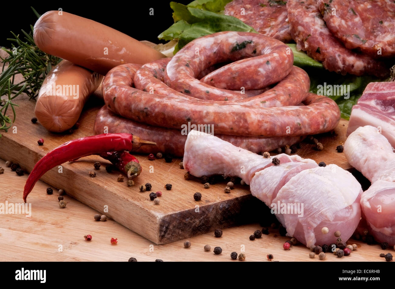 Carne cruda mix: pollame, salsicce, carne di maiale tritata, tritato. Foto Stock