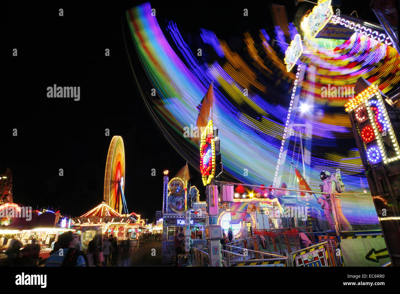 Ride giostra carnevali fiere festival strisce di luce nella sera colonia rhineland Renania settentrionale-Vestfalia Germania Europa Foto Stock