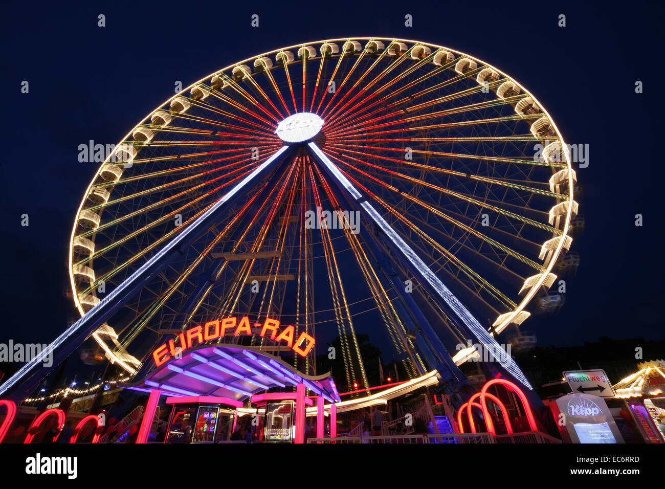 Corsa ruota panoramica Ferris carnevale festival fiera striature colorate di luce nella sera colonia rhineland Renania settentrionale-Vestfalia Foto Stock