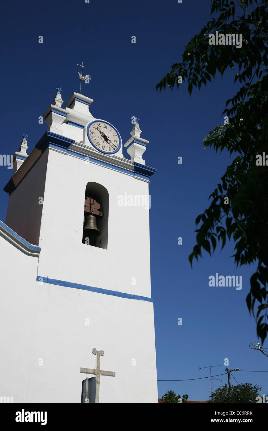 Villaggio Chiesa chiesa del blu e del bianco campanile Torre dell orologio Clock Tower melides portogallo Europa Foto Stock