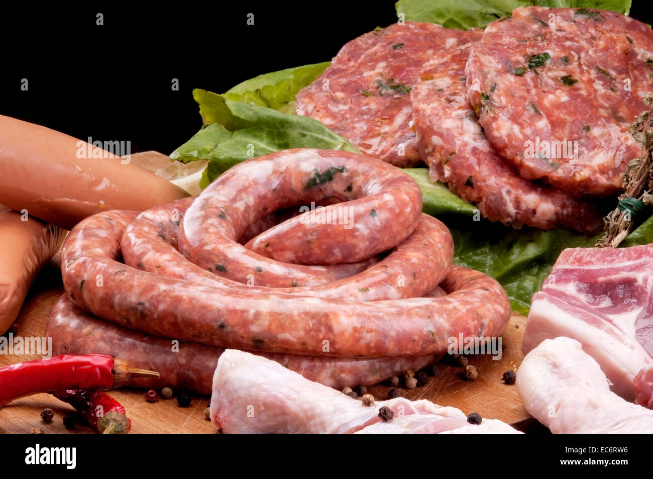 Carne cruda mix: pollame, salsicce, carne di maiale tritata, tritato. Foto Stock