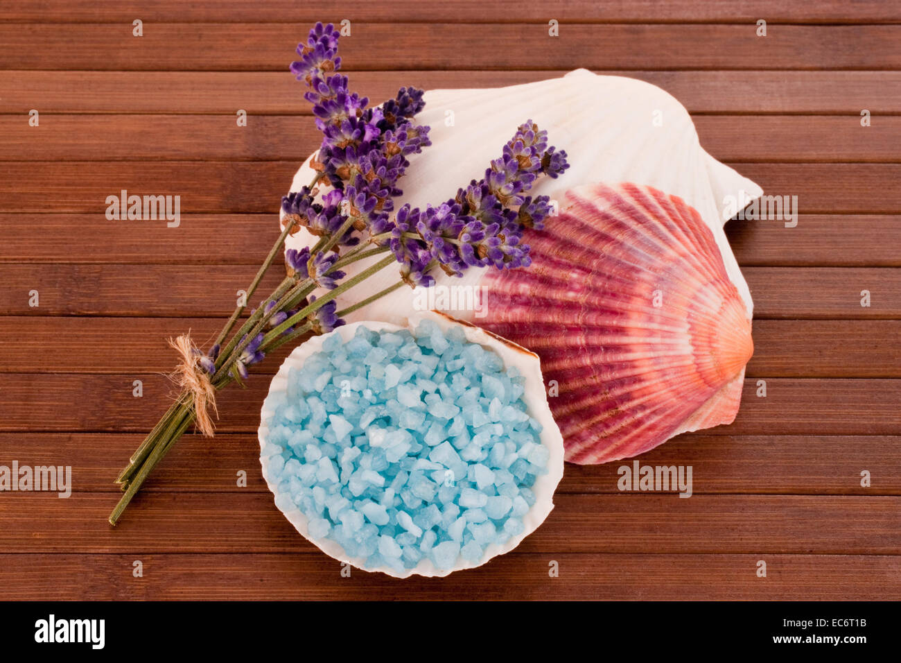 Bagno blu sali con fiori di lavanda su sfondo di legno Foto Stock