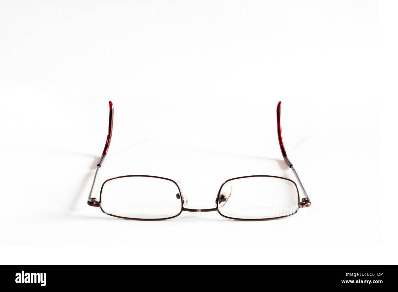 Generico gli occhiali da lettura su sfondo bianco Foto Stock