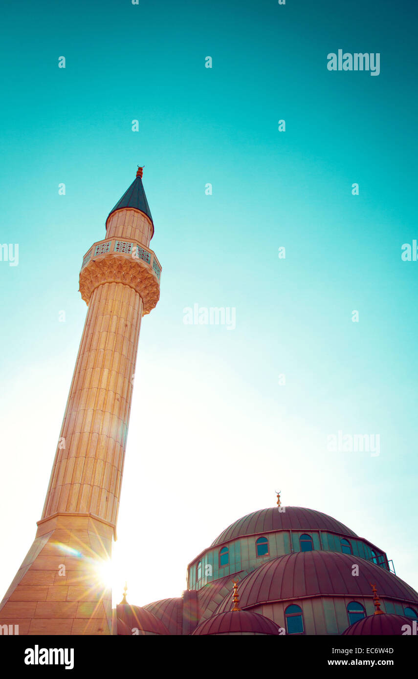 Moschea a Duisburg retroilluminato Marxloh cielo privo di nuvole con minareto Foto Stock