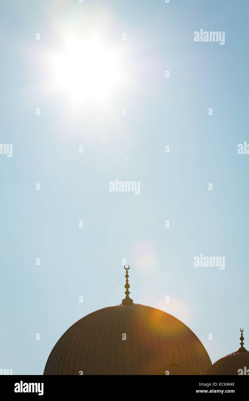 La cupola della moschea di Wesseling Renania settentrionale-Vestfalia in controluce cielo privo di nuvole Foto Stock