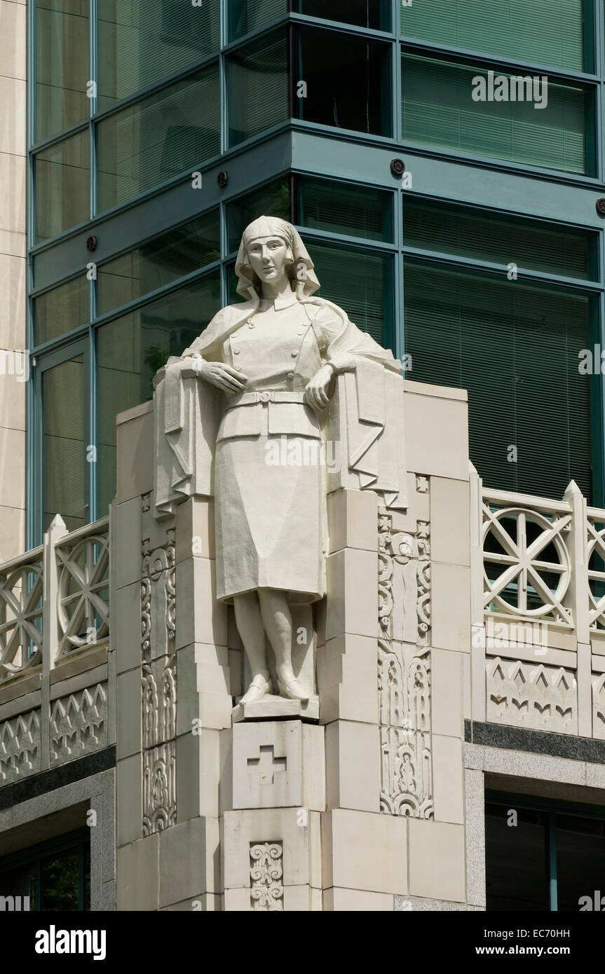 Statua di infermiere su un angolo della Cattedrale posto sulla Georgia Street nel centro cittadino di Vancouver, BC, Canada Foto Stock