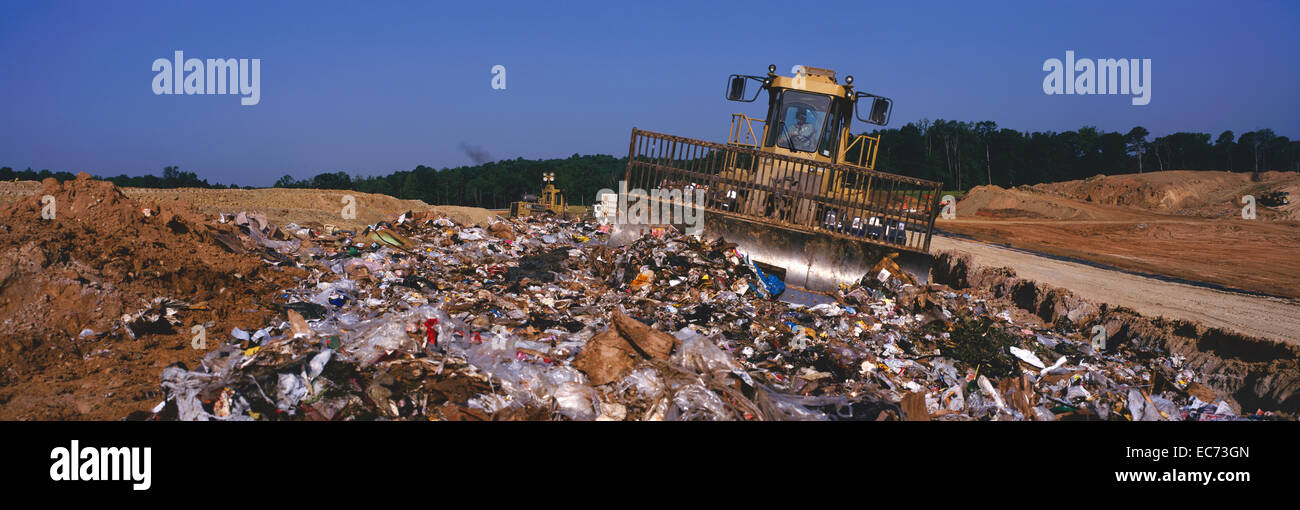 Macchinari pesanti si muove rifiutare in discarica. Foto Stock