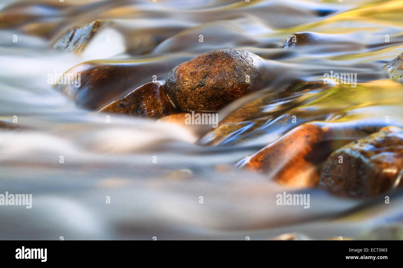 Acqua liscia in una leggera corrente, Victoria, Australia Foto Stock