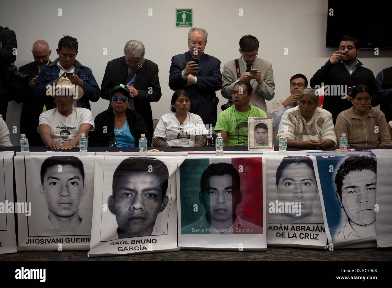 Città del Messico. 9 Dic 2014. I familiari degli studenti della normale scuola rurale di Ayotzinapa che sono andati perduti in Iguala, Guerrero, prendere parte a una riunione nella Repubblica il Senato, in Città del Messico, capitale del Messico, il 9 dicembre 2014. Secondo la stampa locale, i membri della famiglia, attraverso un documento, ha chiesto al Senato di domanda le autorità federali per accelerare le indagini alla ricerca della loro prole. © Alejandro Ayala/Xinhua/Alamy Live News Foto Stock