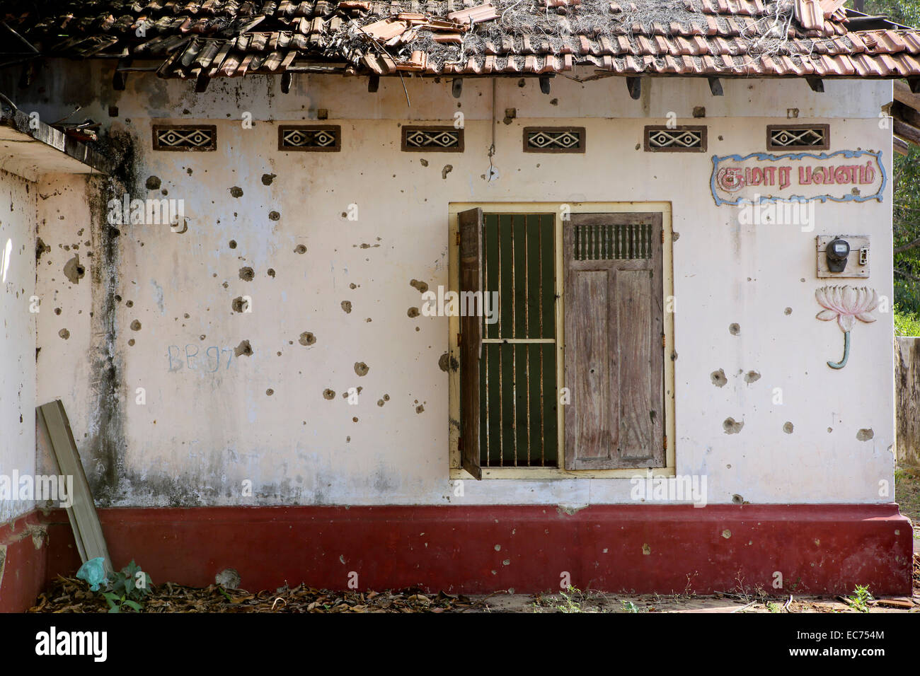 Abbandonato casa piena di fori dalla mitragliatrice fuoco dalla guerra civile a Jaffna, Sri Lanka Foto Stock