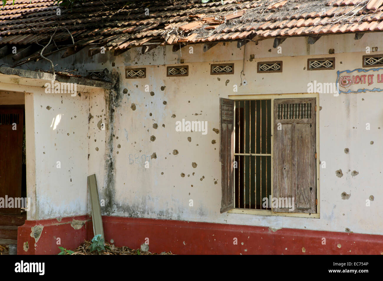 Abbandonato casa piena di fori dalla mitragliatrice fuoco dalla guerra civile a Jaffna, Sri Lanka Foto Stock