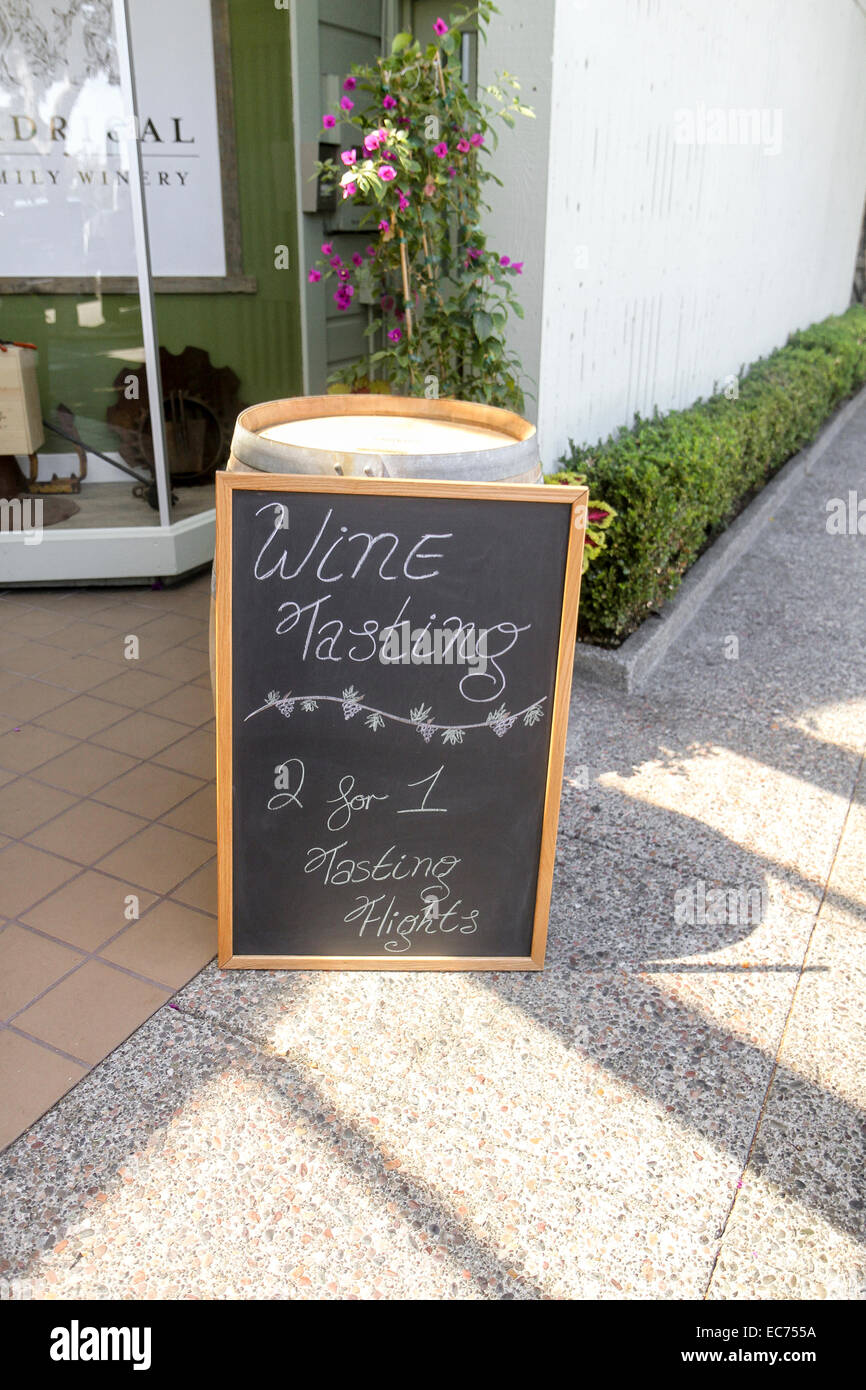 " Degustazione di Vino" pubblicizzati su un marciapiede chalkboard in Sausalito, California Foto Stock