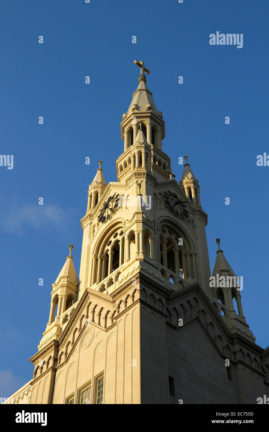 Il campanile dei Santi Pietro e Paolo Chiesa Cattolica, North Beach, San Francisco, California Foto Stock