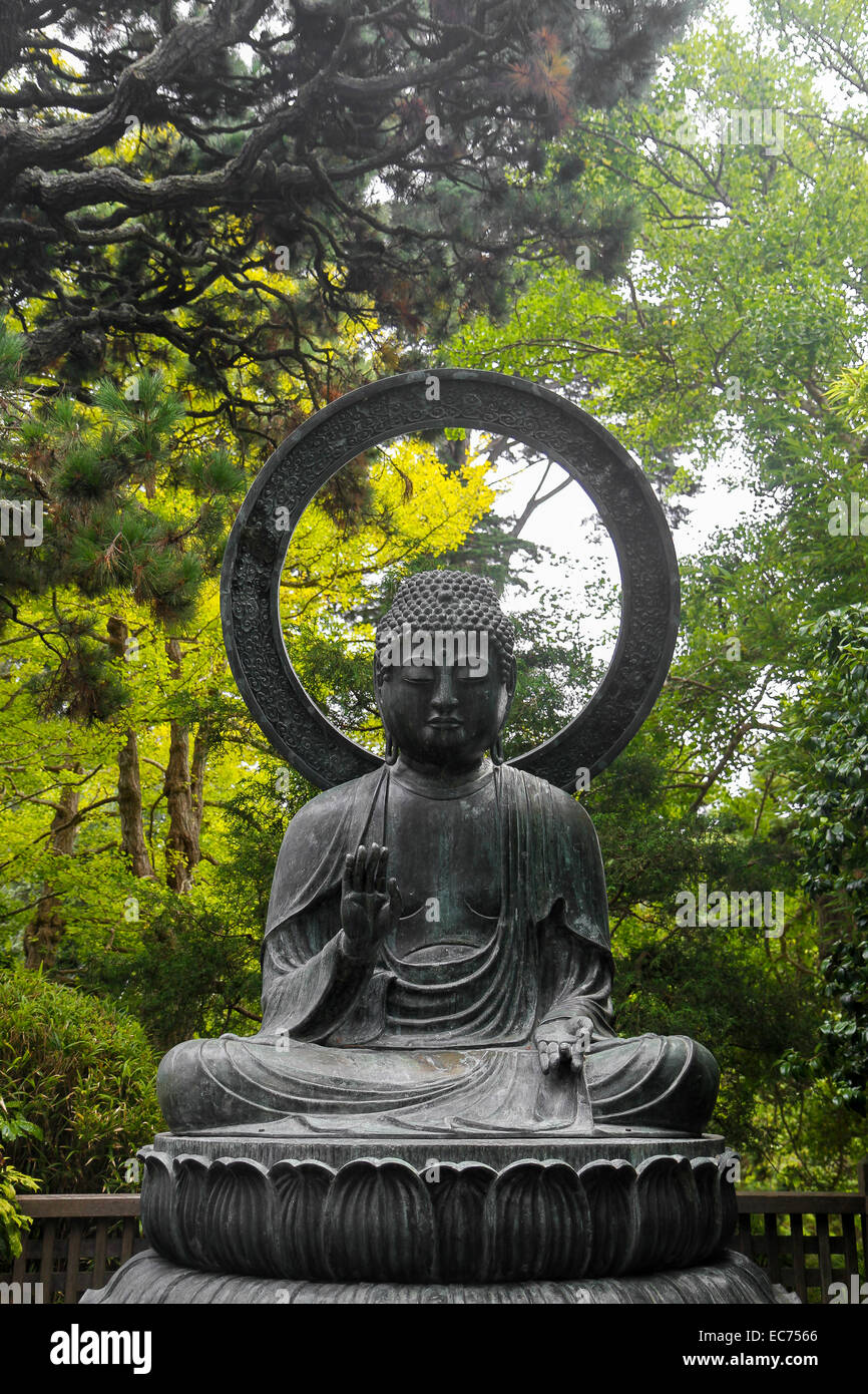 Il bronzo statua del Buddha espressi nel 1790 in Giappone e dato nel 1949 il giardino giapponese del tè, Golden Gate Park di San Francisco Foto Stock