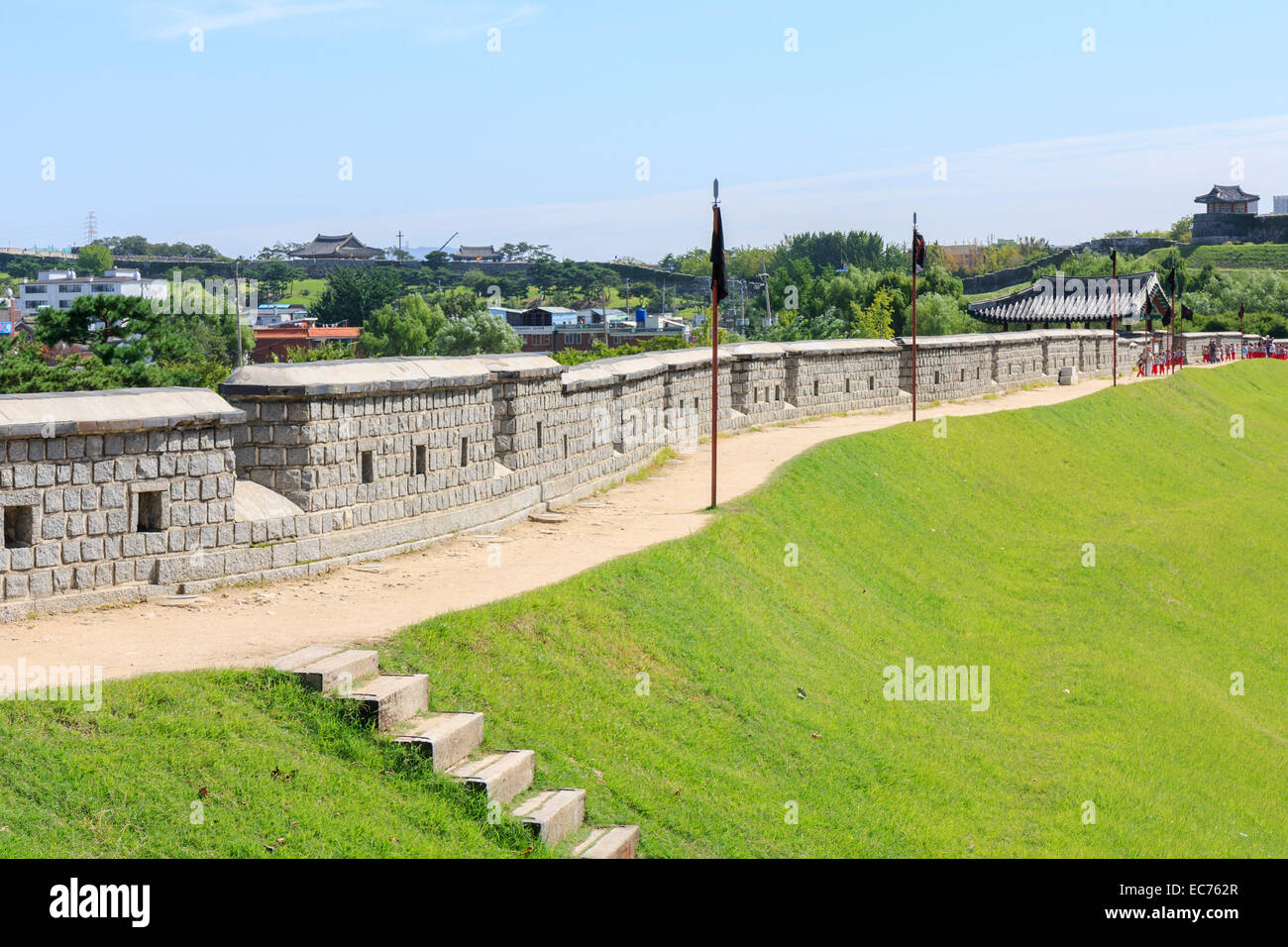 Parete e percorso a piedi, la Fortezza di Suwon Hwaseong, Corea del Sud Foto Stock