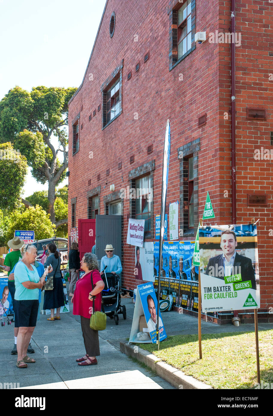 Scena al di fuori di una chiesa hall stand per sondaggi durante il Vittoriano elezioni statali, Australia Foto Stock