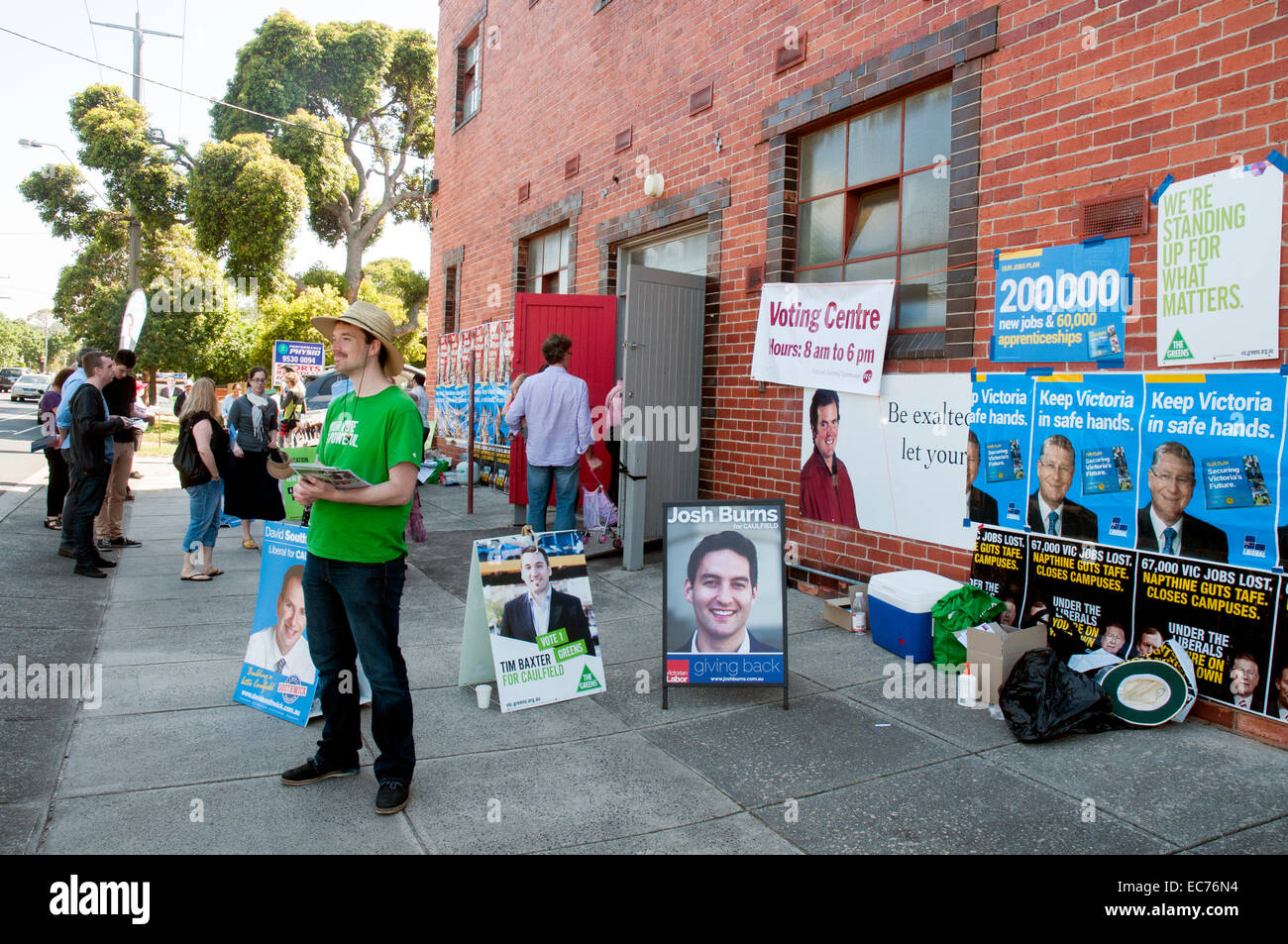 Scena al di fuori di una chiesa hall stand per sondaggi durante il 2014 stato vittoriano elezioni, Australia Foto Stock