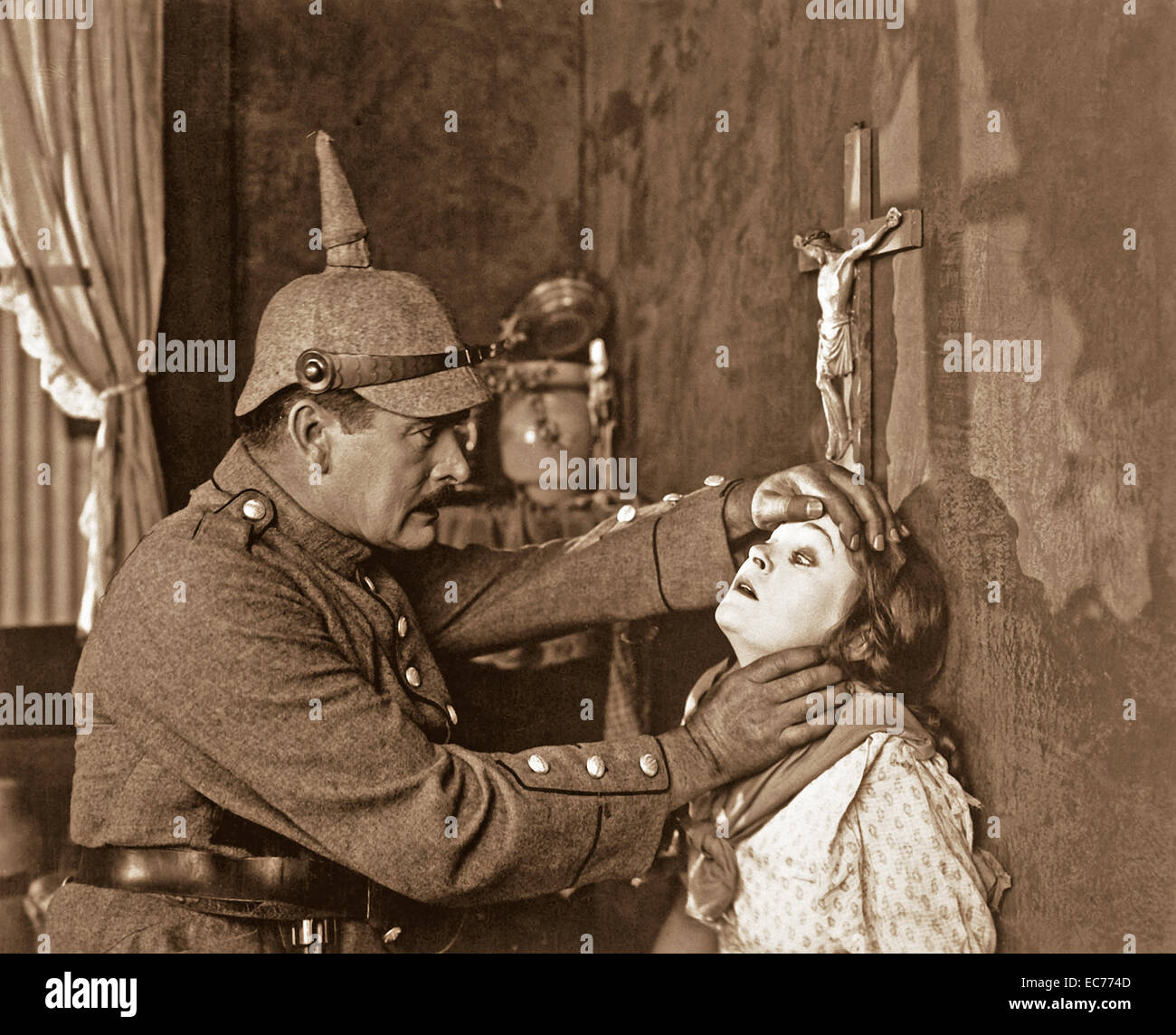 Mae Marsh, come una ragazza belga, e l'A.C. Gibbons come un soldato tedesco, in Goldwyn di all-star Liberty foto di prestito, il picchetto lo zio Sam per giocare la mano. 1918. Foto Stock