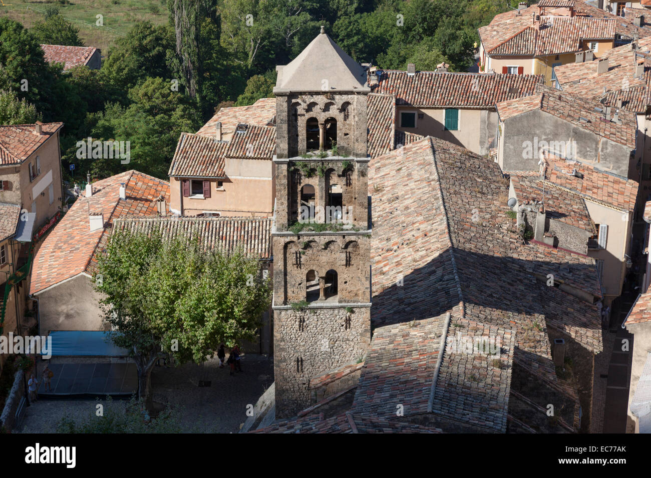 La chiesa longobarda torre di Moustiers St Marie chiesa, in Haute Provence Alpi. Le Clocher de l'Église de Moustiers. Foto Stock