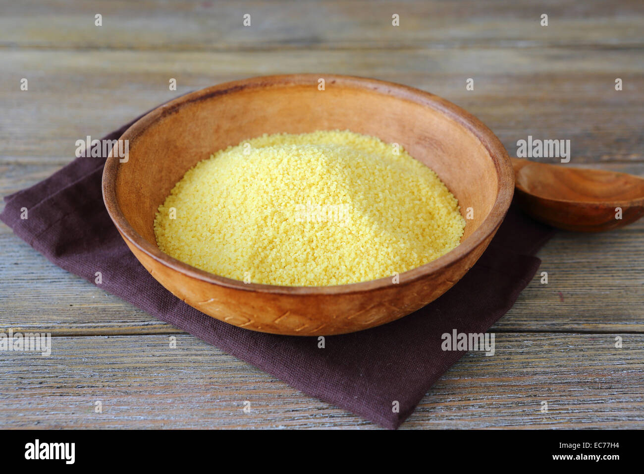 Couscous crudo in un vaso di argilla su tavole di legno, cibo arabo Foto Stock