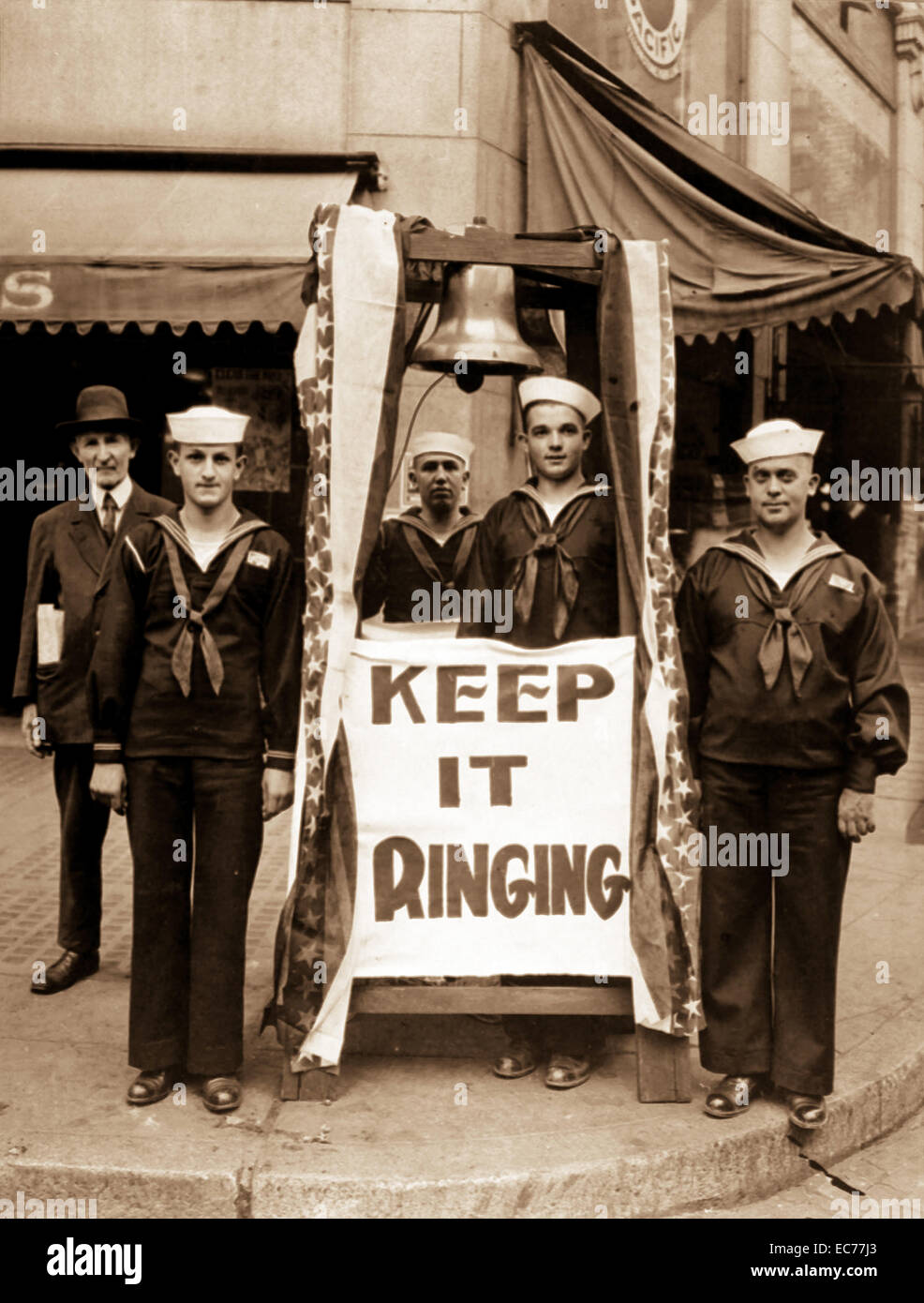 Campanelli per su Seattle, Washington strade durante il WWL quarto prestito Liberty bond campagna. Le campane erano successivamente ovattato, come un rimprovero perché gli abbonamenti venuta troppo lento. 1918. Foto Stock