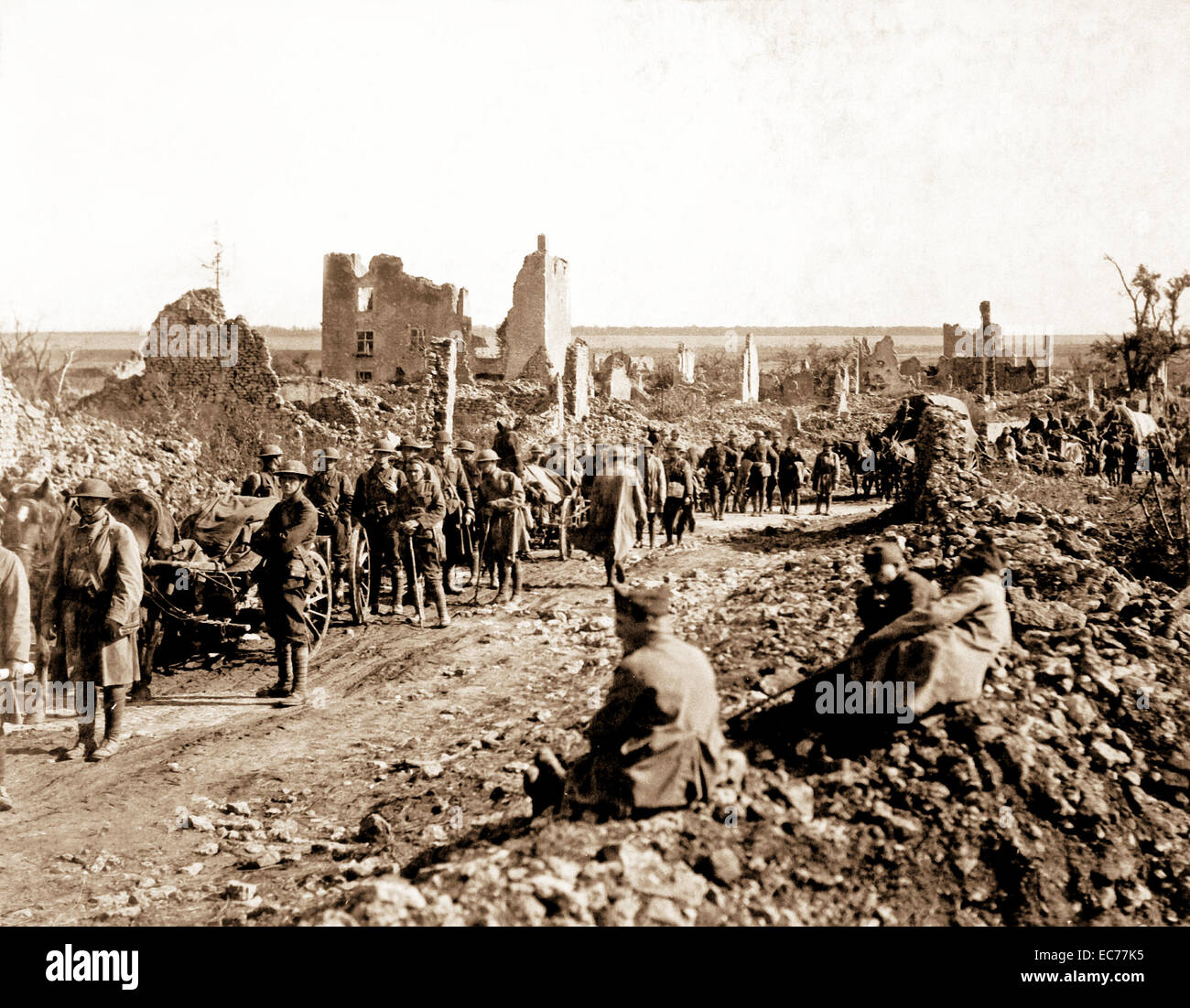 Diciottesimo fanteria, Mitragliatrice Battaglione passando attraverso San Baussant in anticipo su San Michiel anteriore. Settembre 13, 1918. Foto Stock