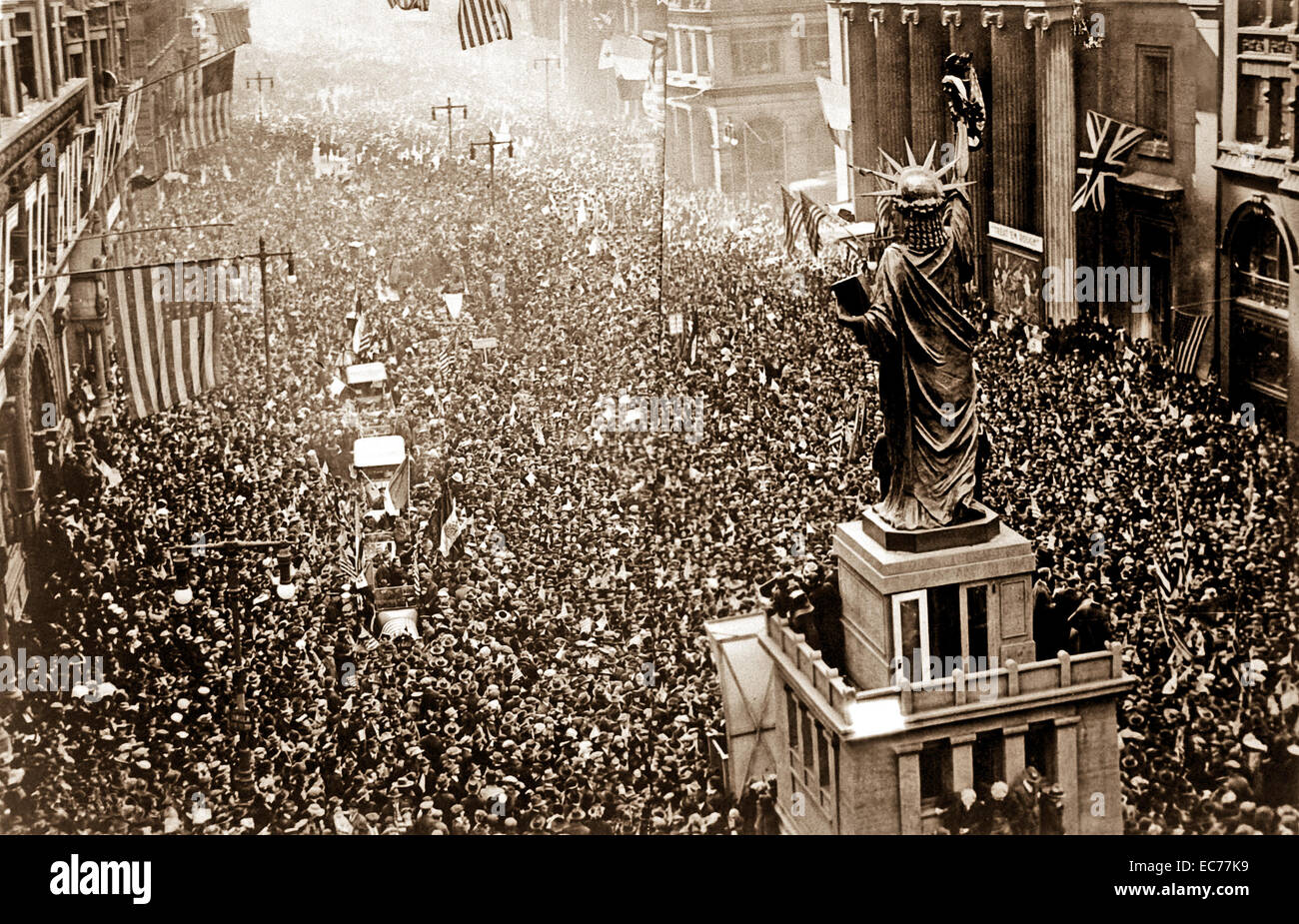 L'annuncio della prima guerra mondiale armistizio su nov. 11, 1918, è stata l occasione per una grande festa in Philadelphia, Pennsylvania . In questa immagine due panorama, migliaia di gente acclamava ammassato su tutti i lati di una replica della statua della libertà su Broad Street. Foto Stock