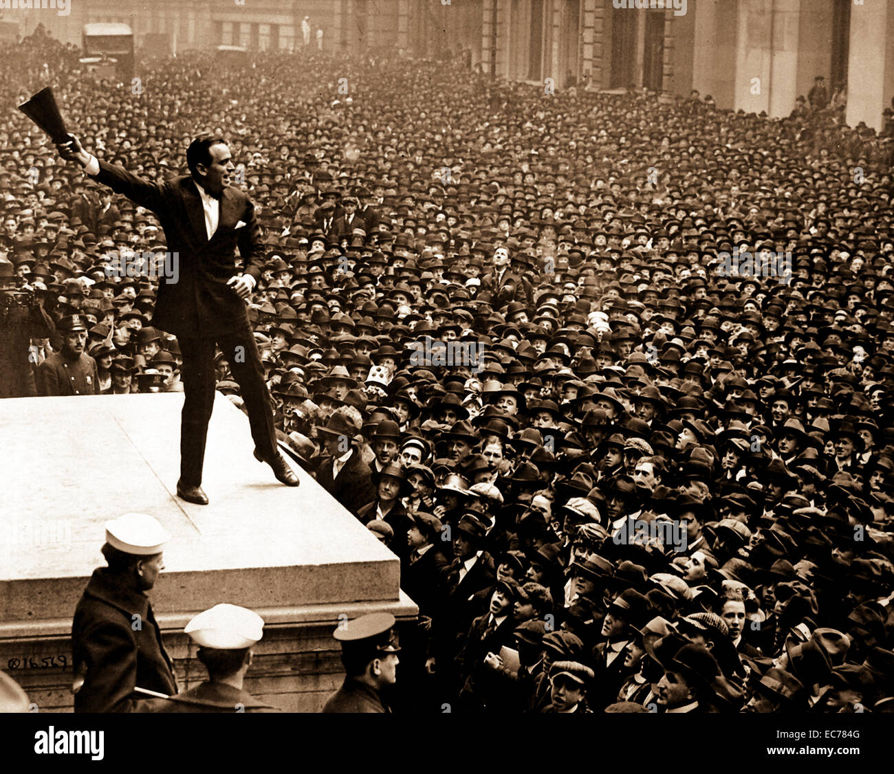Douglas Fairbanks, star di cinema, parlando di fronte all'edificio Sub-Treasury, New York City, all'aiuto il terzo prestito Liberty. Aprile 1918. Foto Stock