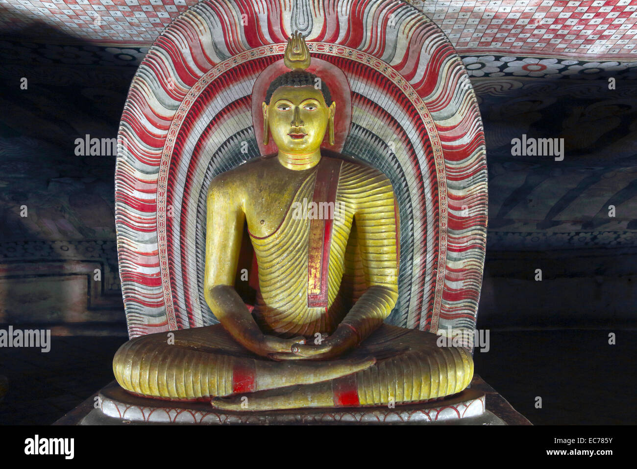 Antica statua di Buddha all'interno di Dambulla Rock Tempio di Sri Lanka Foto Stock